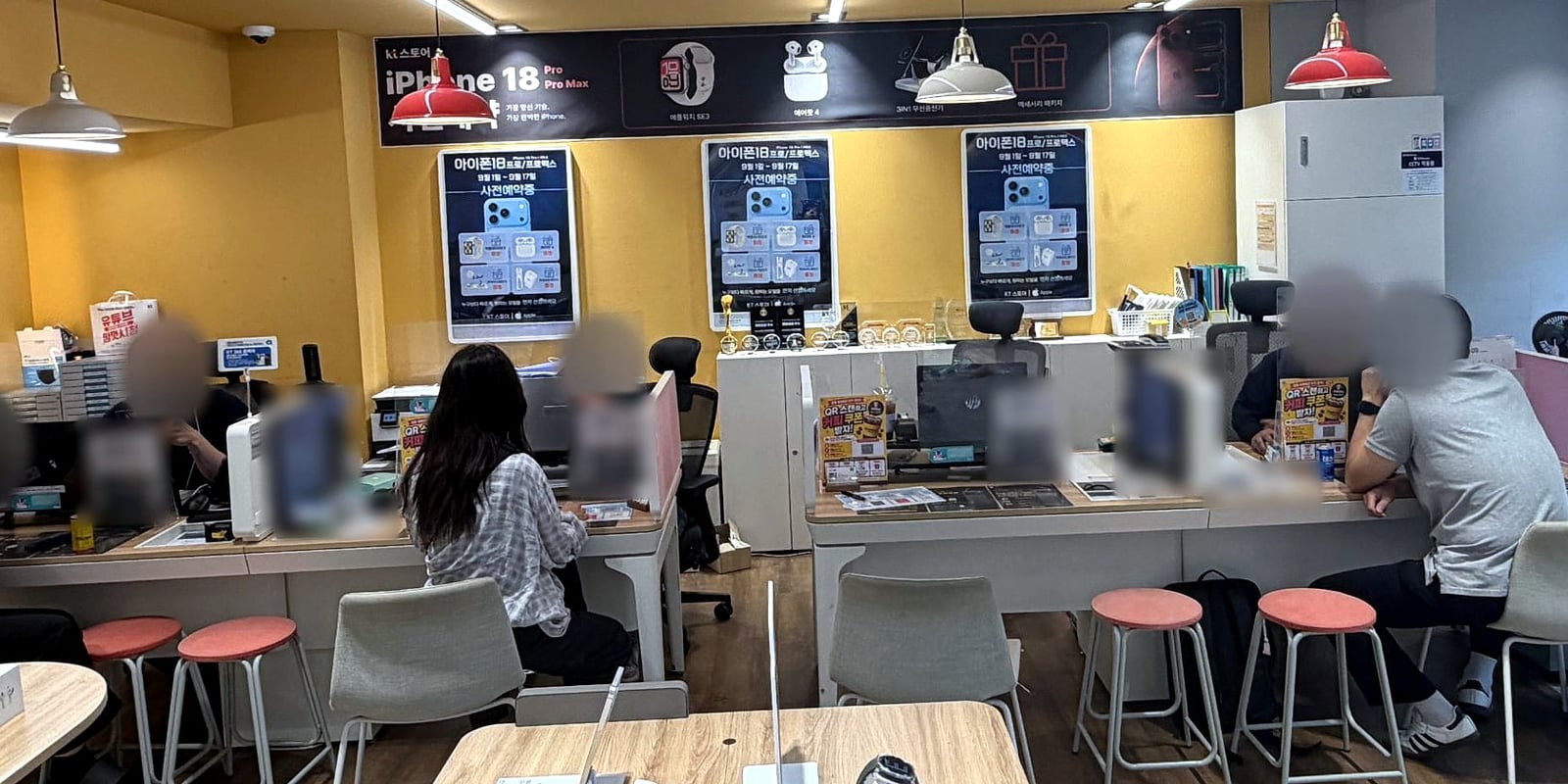 KT스토어 신림본점 매장 안 상담석에서 상담이 진행되는 모습