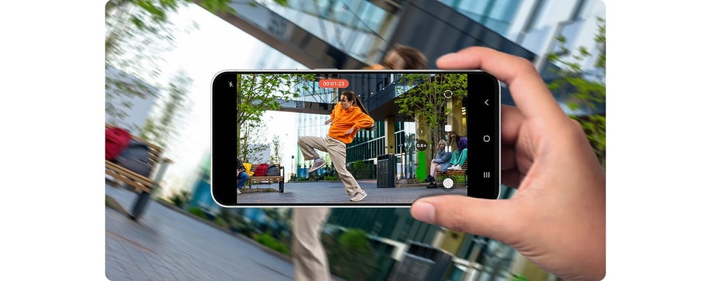Galaxy S26 FE로 촬영하는 모습