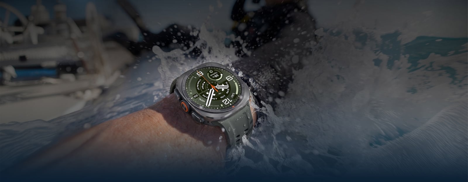 파도를 맞는 손목 위 Galaxy Watch Ultra2