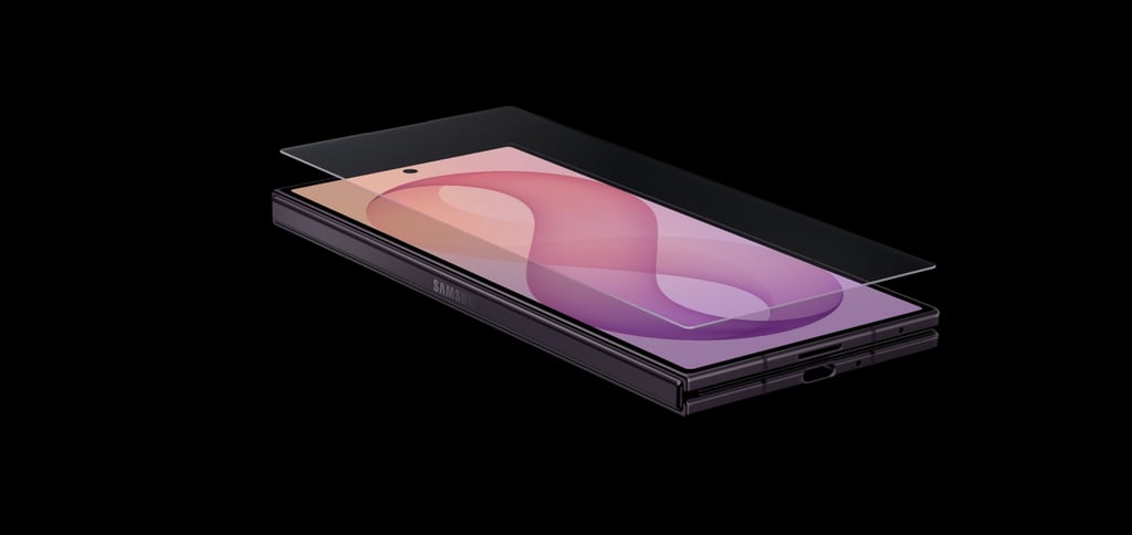 Galaxy Z Fold8 Ultra를 펼치는 모습