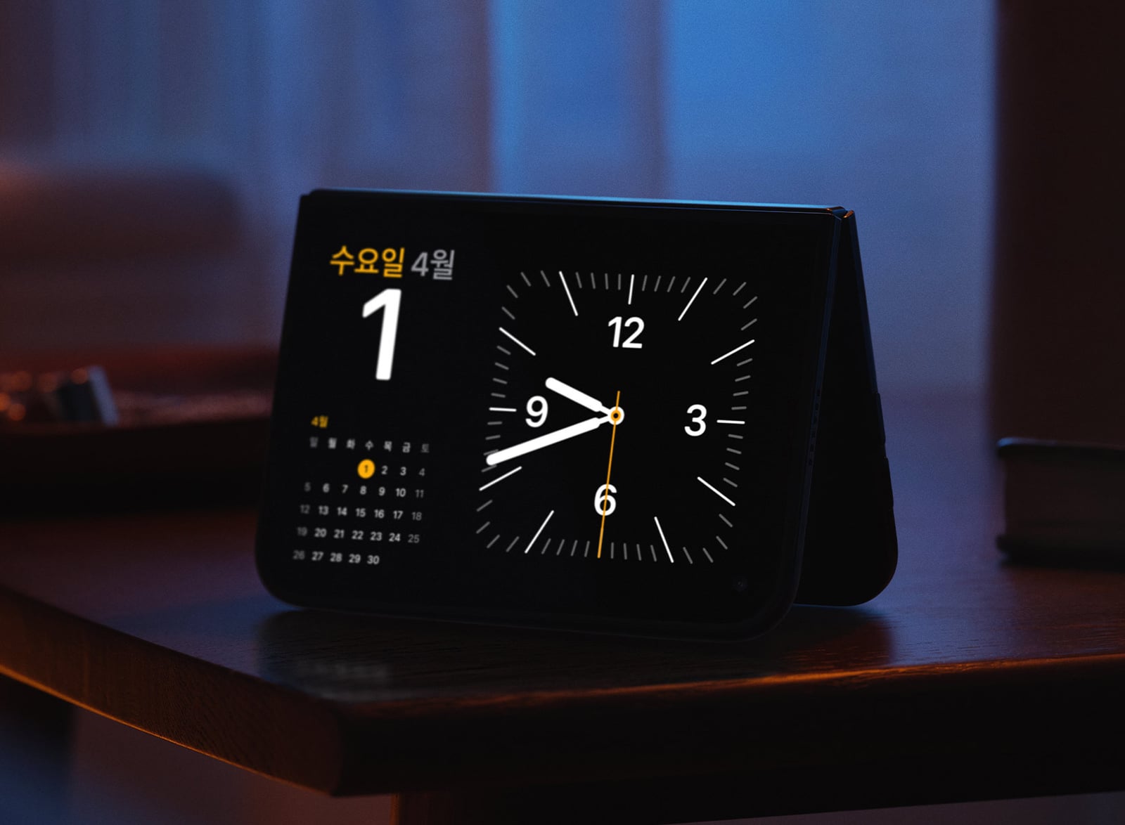 텐트처럼 세운 iPhone Duo의 스탠바이 화면